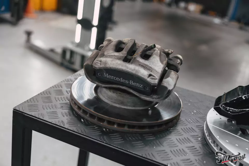 Апгрейд для Mercedes V-Class: установили усиленную тормозную систему Brembo на переднюю ось